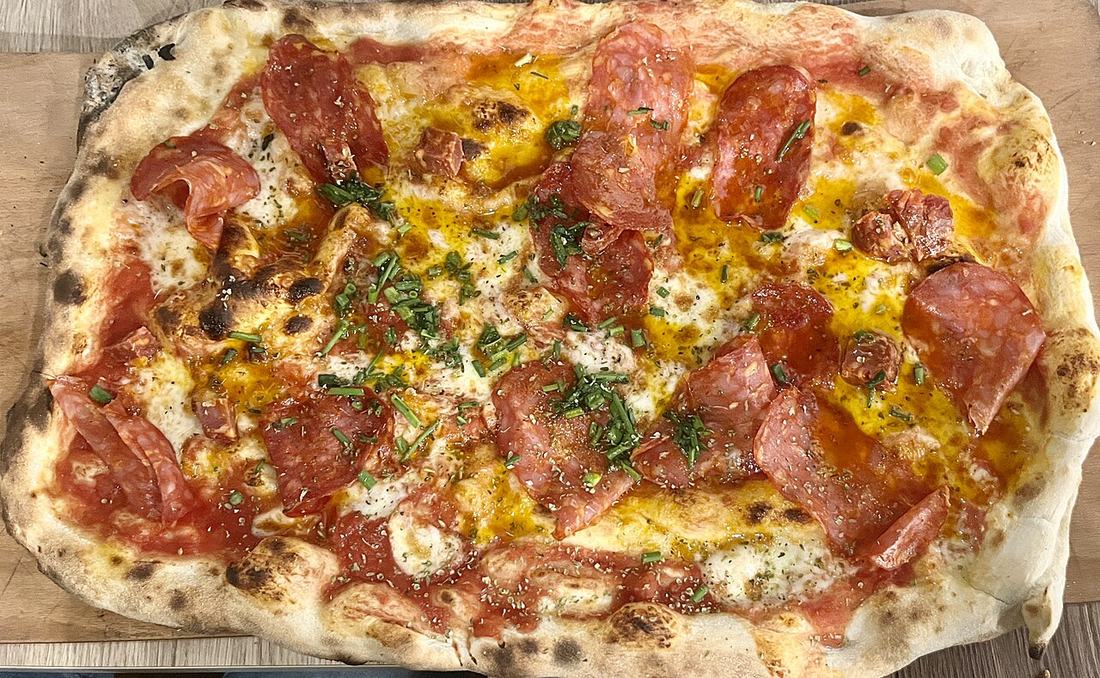 Pizza alla pala con salame piccante