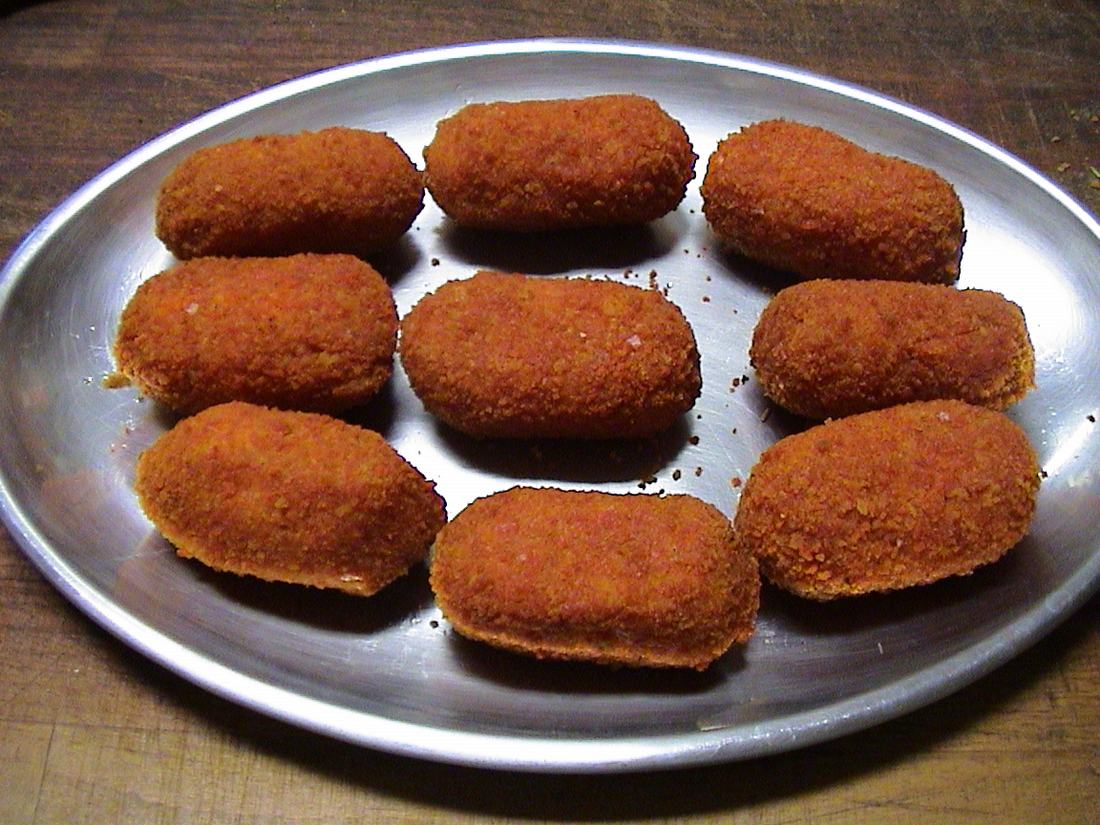 Supplì fritti su un vassoio